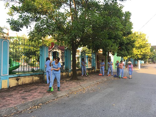 Chi đoàn trường mầm non Phúc Đồng duy trì tổng vệ sinh trường học vào chiều thứ 6 hàng tuần.